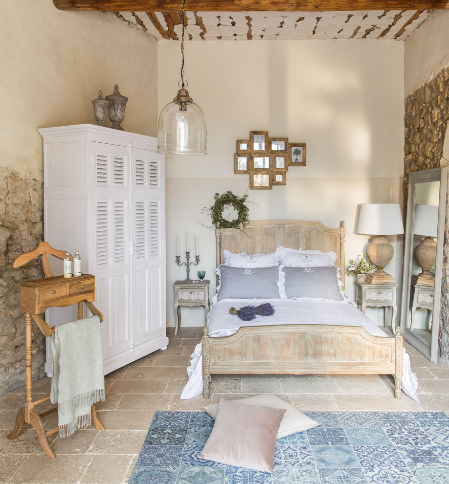 Mittelgroßes Landhausstil Schlafzimmer ohne Kamin mit beiger Wandfarbe, Travertin und beigem Boden in London