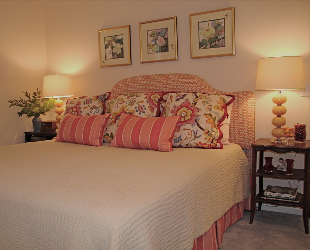 Imagen de habitación de invitados tradicional de tamaño medio con paredes azules, moqueta y suelo azul