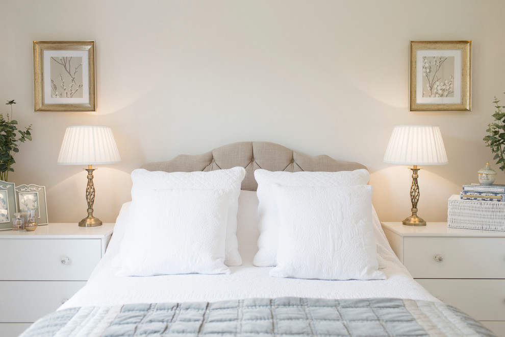 Foto de dormitorio principal de estilo de casa de campo de tamaño medio con paredes beige y moqueta
