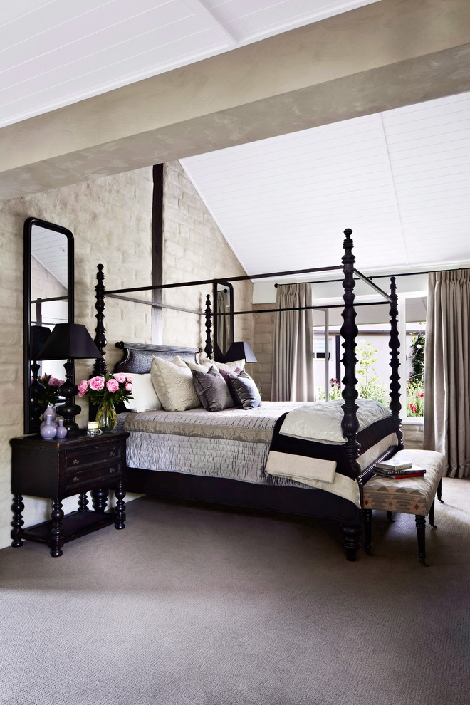 На фото: большая хозяйская спальня в стиле кантри с бежевыми стенами и ковровым покрытием без камина