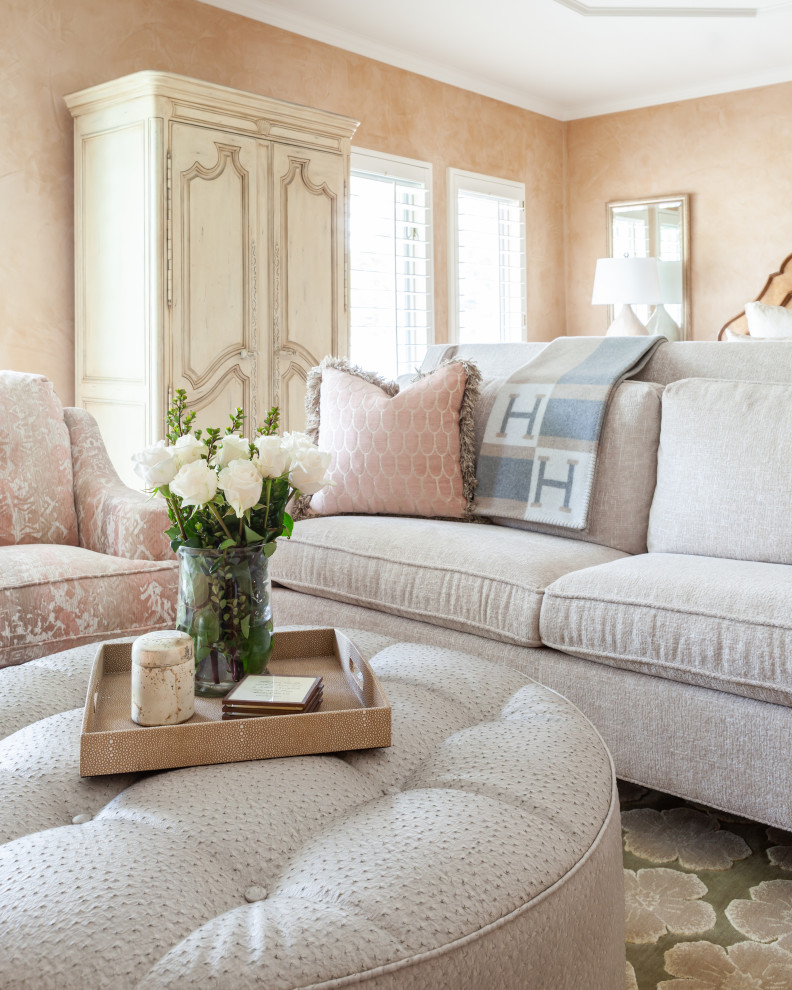 Свежая идея для дизайна: большая хозяйская спальня в стиле неоклассика (современная классика) с розовыми стенами, ковровым покрытием, стандартным камином и зеленым полом - отличное фото интерьера