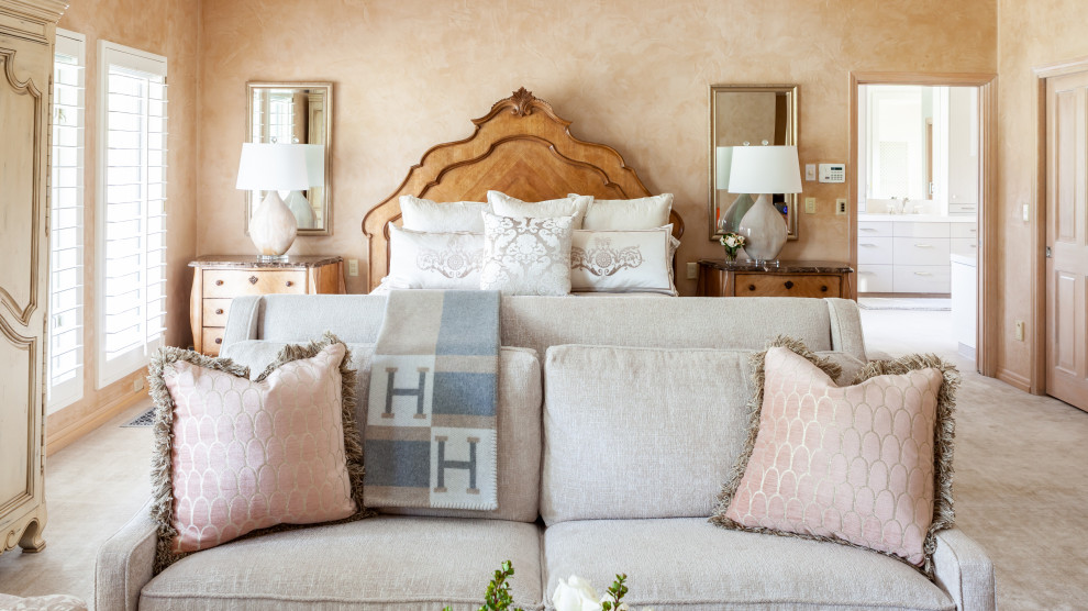 Свежая идея для дизайна: большая хозяйская спальня в стиле неоклассика (современная классика) с розовыми стенами, ковровым покрытием, стандартным камином и зеленым полом - отличное фото интерьера