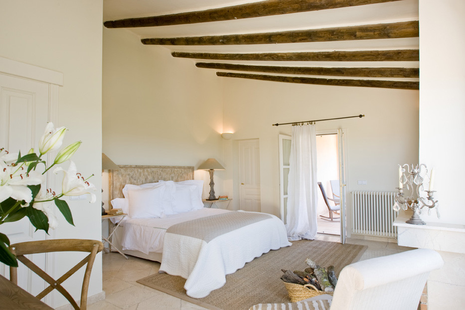 Foto de dormitorio principal mediterráneo grande sin chimenea con paredes blancas