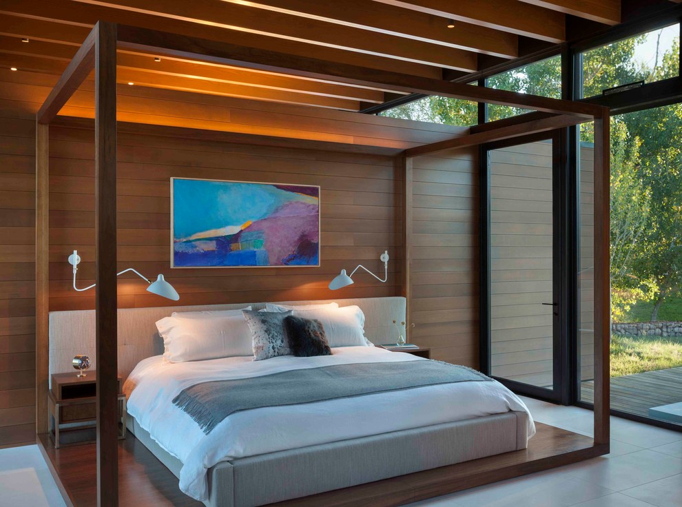 Diseño de dormitorio contemporáneo con paredes marrones y suelo gris