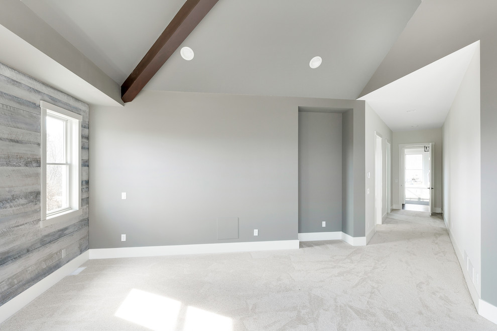 Ejemplo de dormitorio principal clásico renovado grande sin chimenea con paredes grises, moqueta y suelo beige