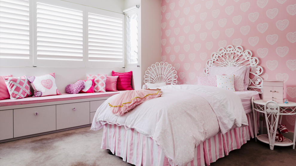 Idées déco pour une chambre avec moquette romantique de taille moyenne avec un mur rose et aucune cheminée.
