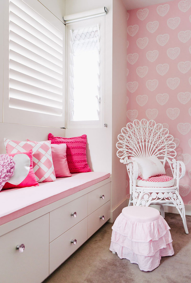 Idée de décoration pour une chambre avec moquette style shabby chic avec un mur rose et aucune cheminée.
