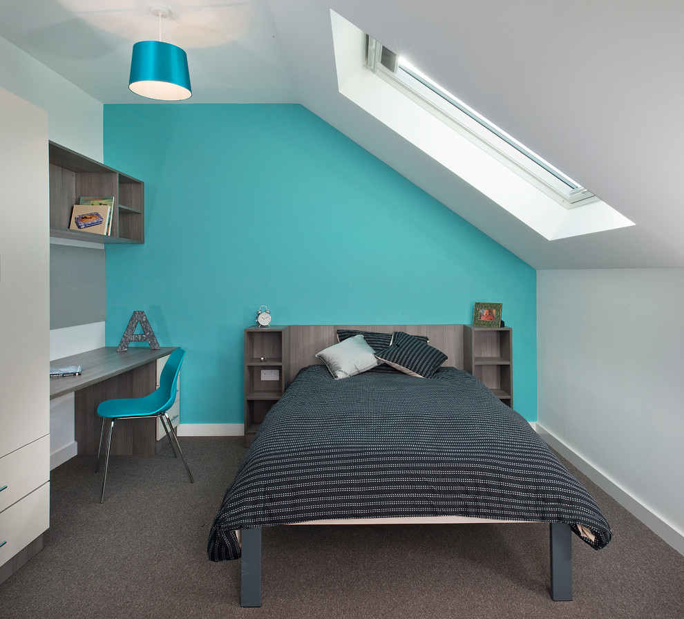 Idéer för små industriella sovrum, med blå väggar och heltäckningsmatta