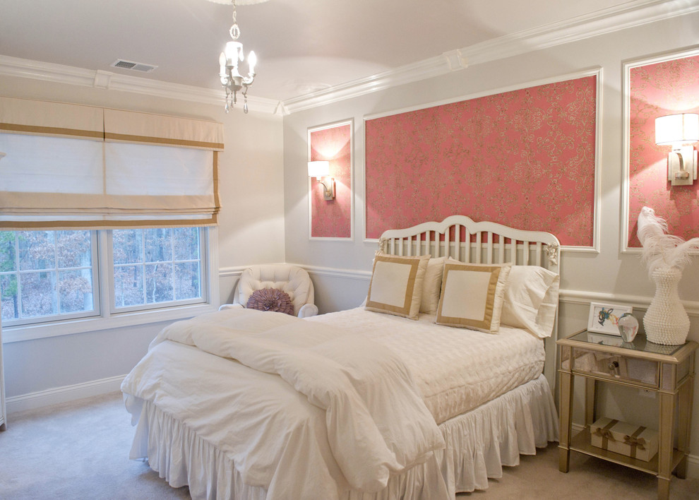 Cette photo montre une chambre avec moquette grise et rose chic avec un mur gris.