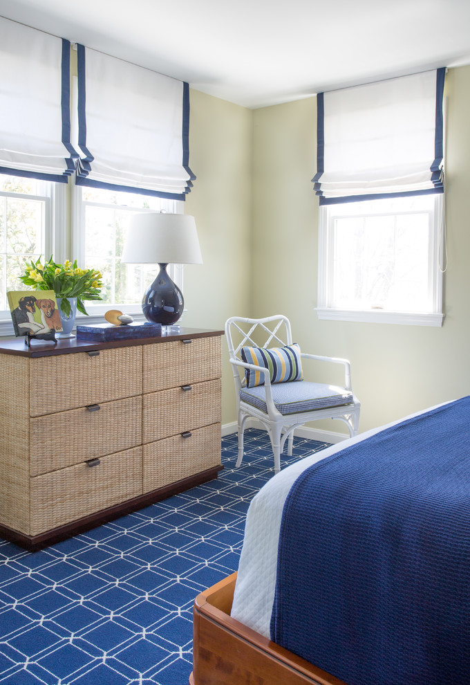 На фото: гостевая спальня среднего размера, (комната для гостей) в классическом стиле с зелеными стенами и ковровым покрытием с
