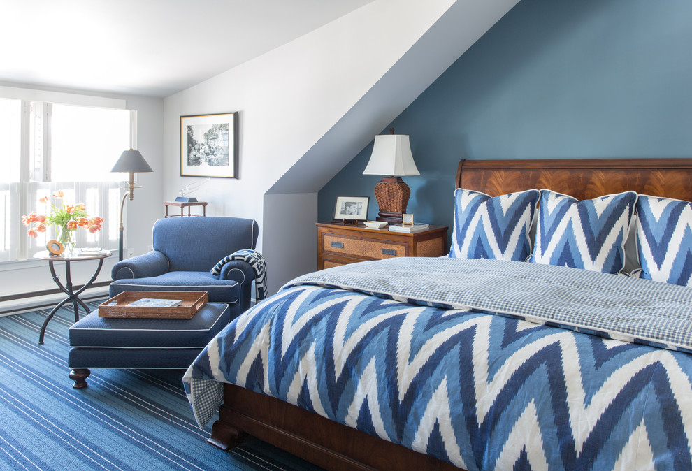 Источник вдохновения для домашнего уюта: большая хозяйская спальня в классическом стиле с синими стенами и ковровым покрытием
