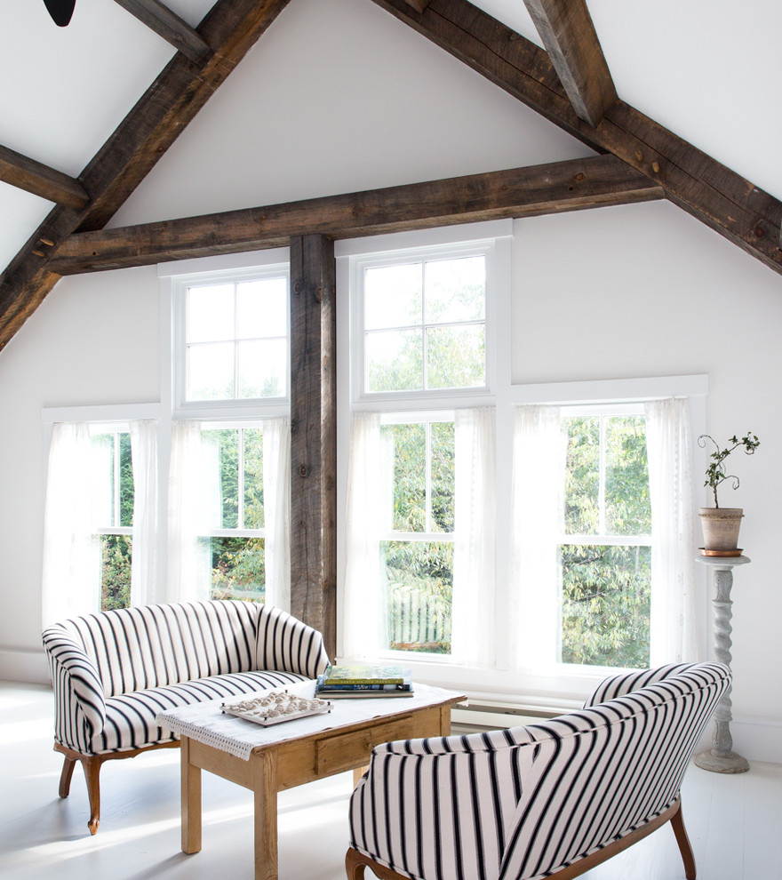 Idee per una camera degli ospiti minimalista di medie dimensioni con pareti bianche e pavimento in legno verniciato