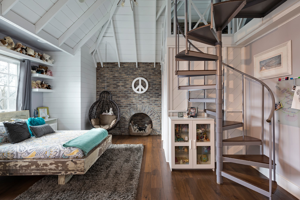 Modelo de dormitorio tipo loft romántico con paredes blancas y suelo de madera en tonos medios