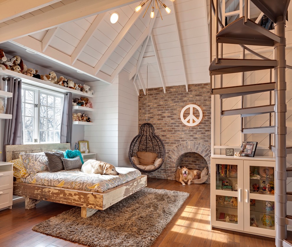 Inspiration för ett lantligt sovrum, med vita väggar, mellanmörkt trägolv och en spiselkrans i tegelsten
