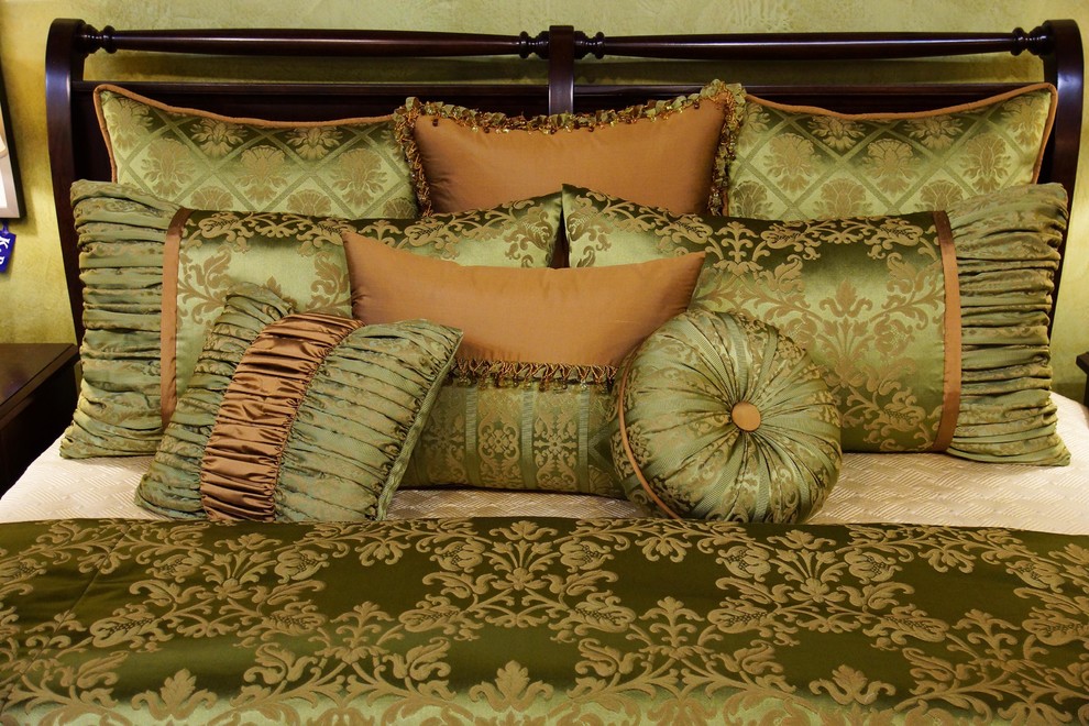 На фото: хозяйская спальня среднего размера в классическом стиле