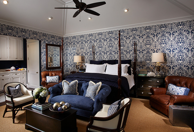 Foto de habitación de invitados tradicional de tamaño medio sin chimenea con paredes multicolor, moqueta y suelo beige