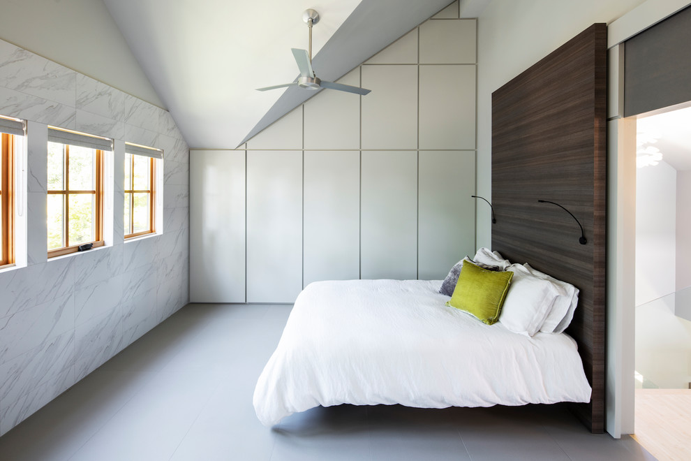 Пример оригинального дизайна: огромная гостевая спальня (комната для гостей) в современном стиле с полом из керамогранита, серым полом и бежевыми стенами без камина
