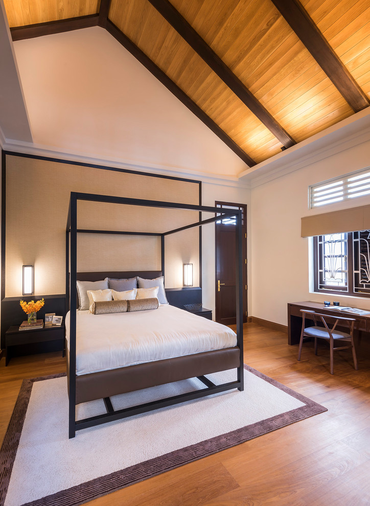 Modelo de dormitorio principal contemporáneo con paredes beige, suelo de madera en tonos medios y suelo marrón