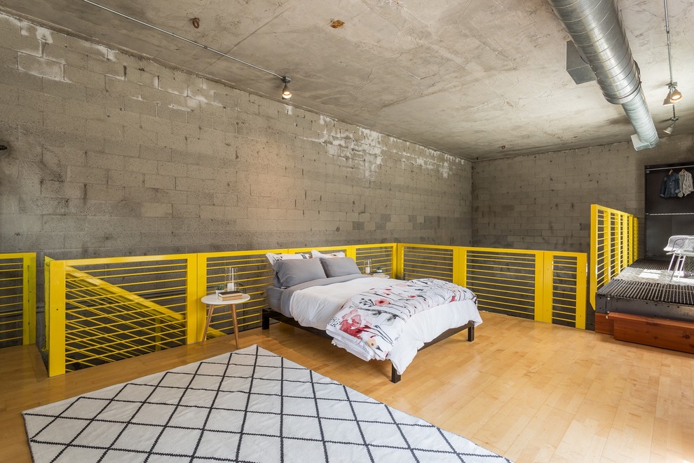 Источник вдохновения для домашнего уюта: спальня на антресоли в стиле лофт с серыми стенами, светлым паркетным полом и бежевым полом