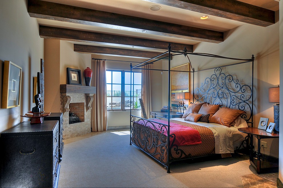 Imagen de dormitorio principal clásico grande con paredes beige, moqueta, chimenea de esquina y marco de chimenea de piedra