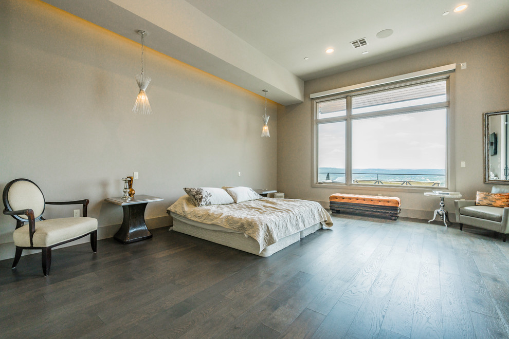 オースティンにある広いコンテンポラリースタイルのおしゃれな主寝室 (ベージュの壁、濃色無垢フローリング、茶色い床)