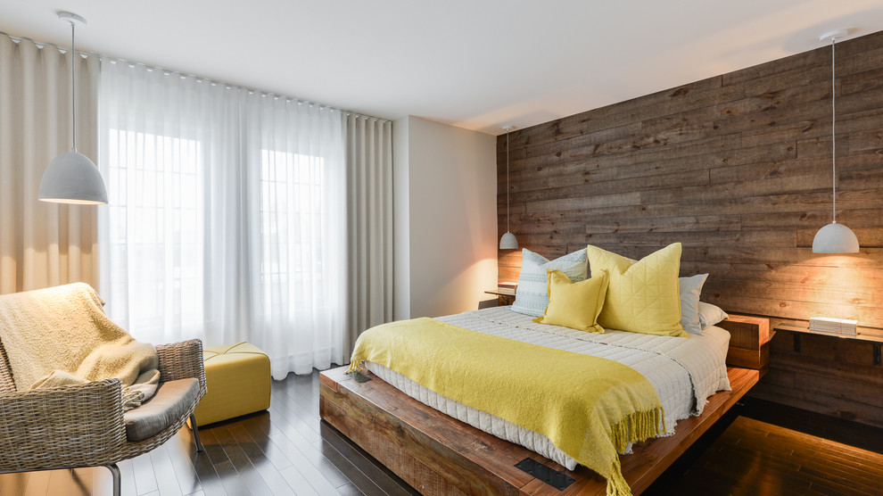Foto de dormitorio principal rústico de tamaño medio con paredes beige y suelo de madera oscura