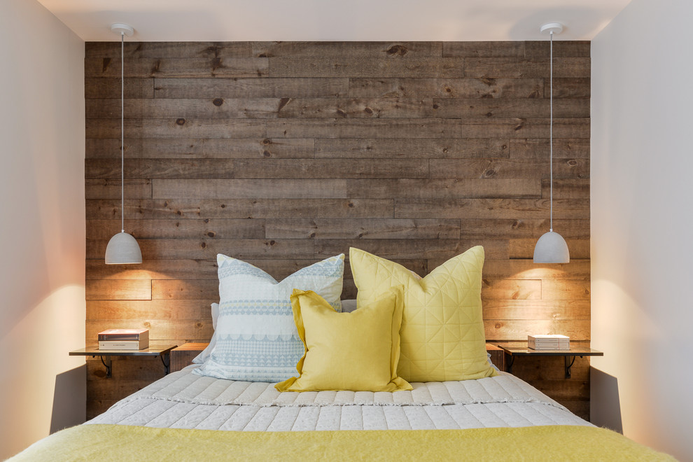 Imagen de dormitorio principal rural de tamaño medio con paredes beige y suelo de madera oscura