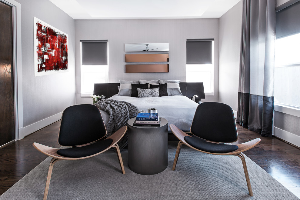 Modernes Schlafzimmer ohne Kamin mit grauer Wandfarbe und dunklem Holzboden in Houston