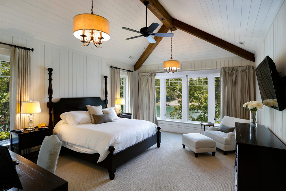 Foto de dormitorio principal costero grande sin chimenea con paredes blancas, moqueta y suelo beige