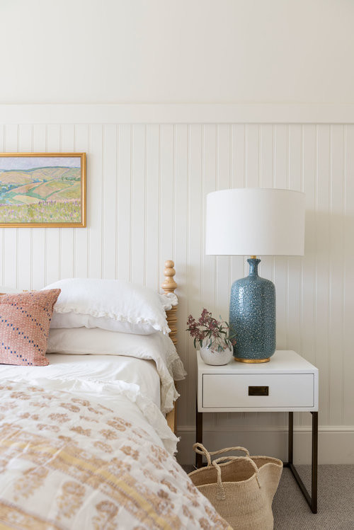 Стильный дизайн: большая гостевая спальня (комната для гостей) в морском стиле с белыми стенами, ковровым покрытием и бежевым полом без камина - последний тренд