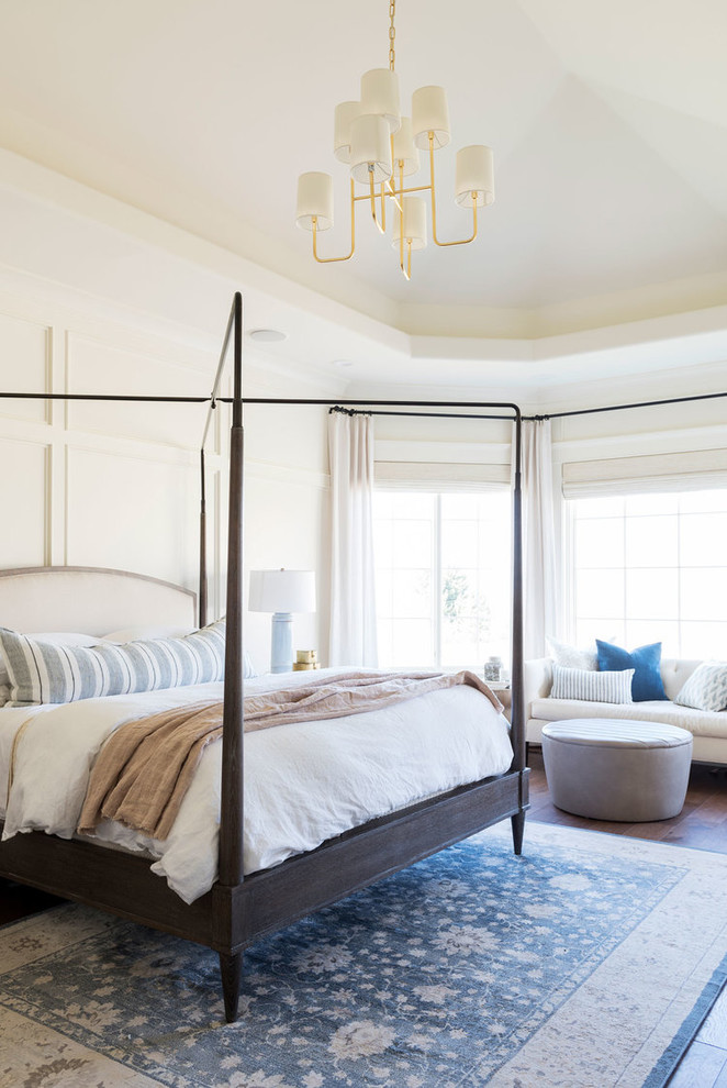 Foto de dormitorio principal costero grande con paredes blancas, suelo de madera en tonos medios y todas las chimeneas