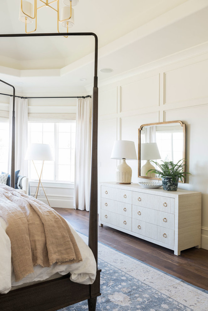 Стильный дизайн: большая хозяйская спальня в морском стиле с белыми стенами, паркетным полом среднего тона и стандартным камином - последний тренд