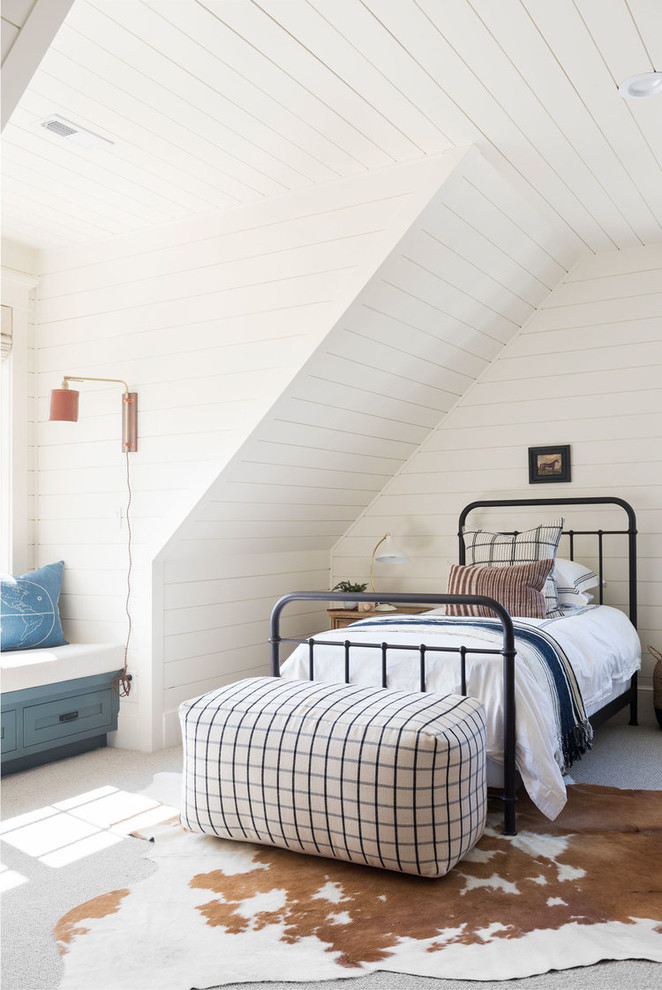 Пример оригинального дизайна: большая гостевая спальня (комната для гостей) в морском стиле с белыми стенами, ковровым покрытием и серым полом без камина