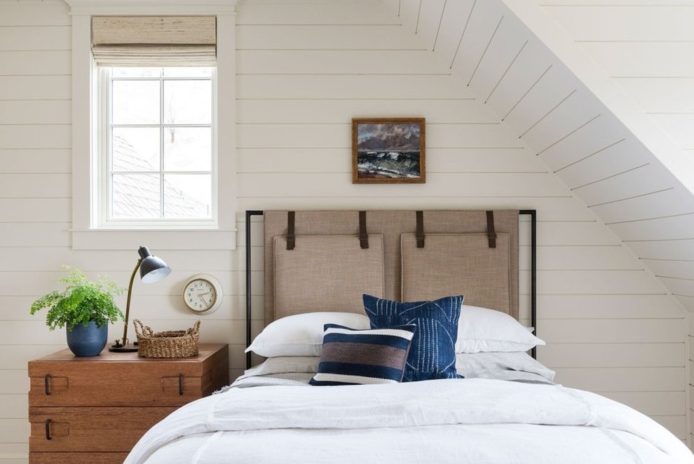Foto de habitación de invitados marinera grande sin chimenea con paredes blancas, suelo de madera en tonos medios y suelo multicolor