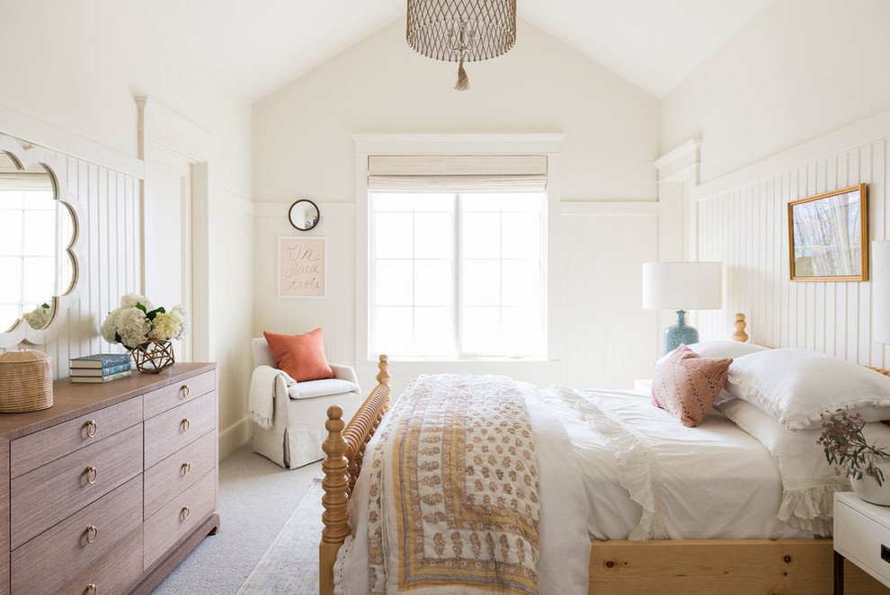 ソルトレイクシティにある広いビーチスタイルのおしゃれな客用寝室 (白い壁、カーペット敷き、暖炉なし、グレーの床)