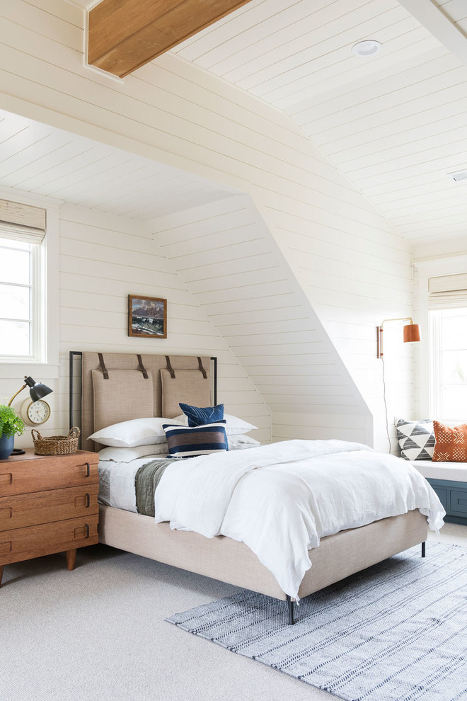 Источник вдохновения для домашнего уюта: большая гостевая спальня (комната для гостей) в морском стиле с белыми стенами, паркетным полом среднего тона и разноцветным полом без камина