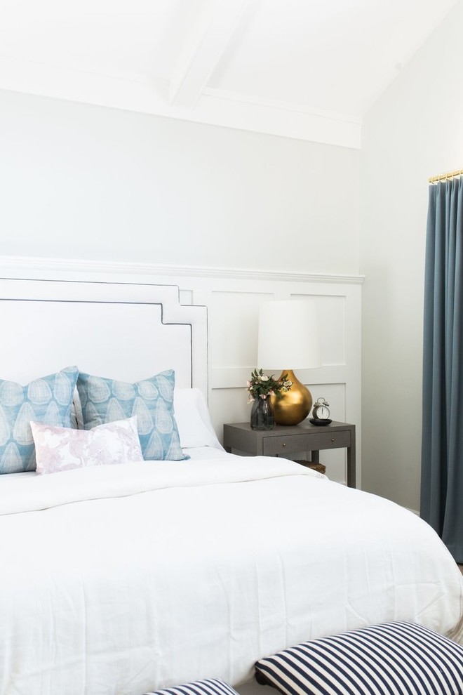 Пример оригинального дизайна: хозяйская спальня среднего размера в морском стиле с белыми стенами, ковровым покрытием и бежевым полом