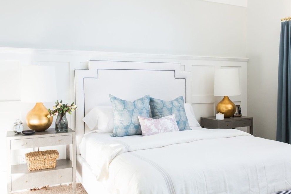 Источник вдохновения для домашнего уюта: хозяйская спальня среднего размера в морском стиле с белыми стенами, ковровым покрытием и бежевым полом