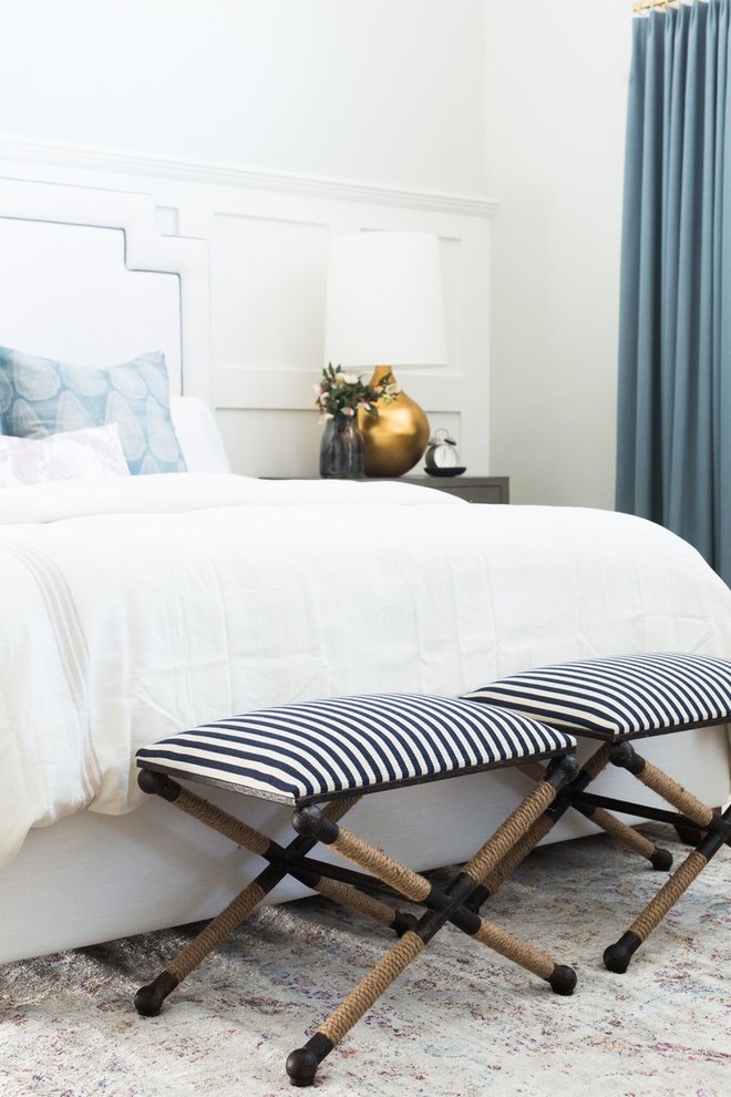 На фото: хозяйская спальня среднего размера в морском стиле с белыми стенами, ковровым покрытием и бежевым полом с