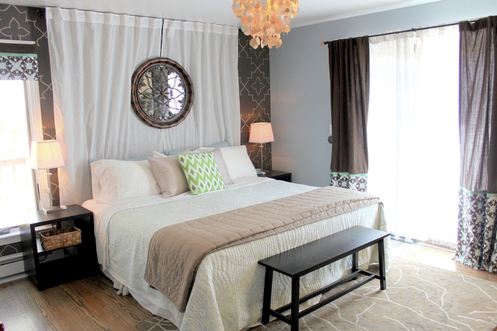На фото: гостевая спальня (комната для гостей) в современном стиле с серыми стенами
