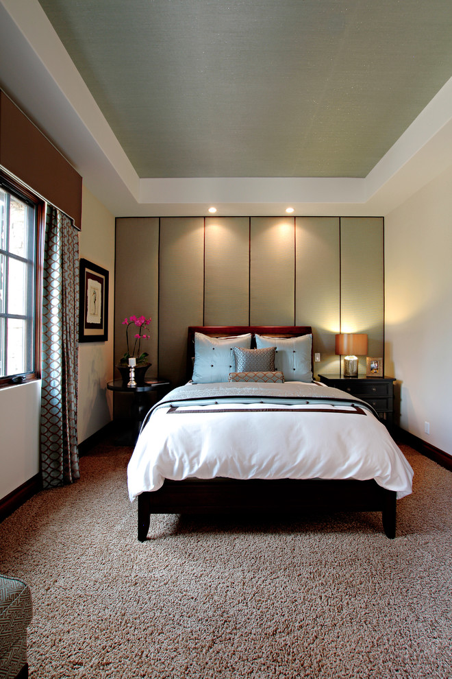 Modernes Schlafzimmer mit Teppichboden in Orange County