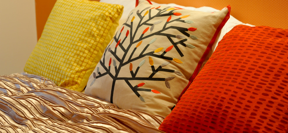 Imagen de dormitorio principal minimalista de tamaño medio con parades naranjas y moqueta