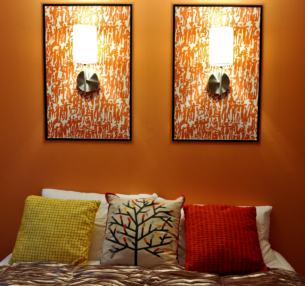 Idées déco pour une chambre moderne de taille moyenne avec un mur orange.