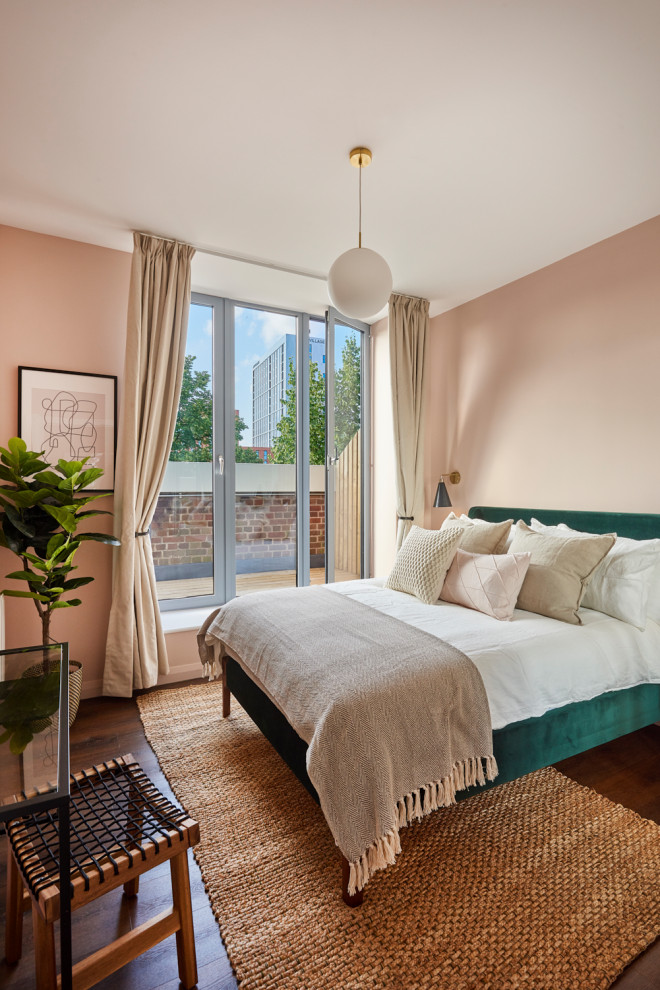 Foto de dormitorio contemporáneo con paredes rosas, suelo de madera oscura y suelo marrón
