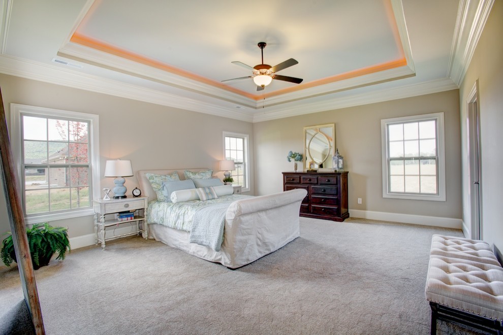 Großes Uriges Hauptschlafzimmer mit grauer Wandfarbe und Teppichboden in Sonstige