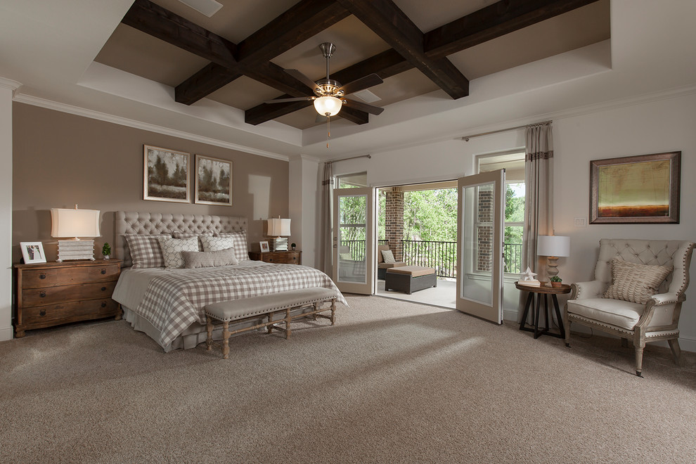 ヒューストンにあるトラディショナルスタイルのおしゃれな寝室 (白い壁、カーペット敷き、グレーとブラウン) のレイアウト