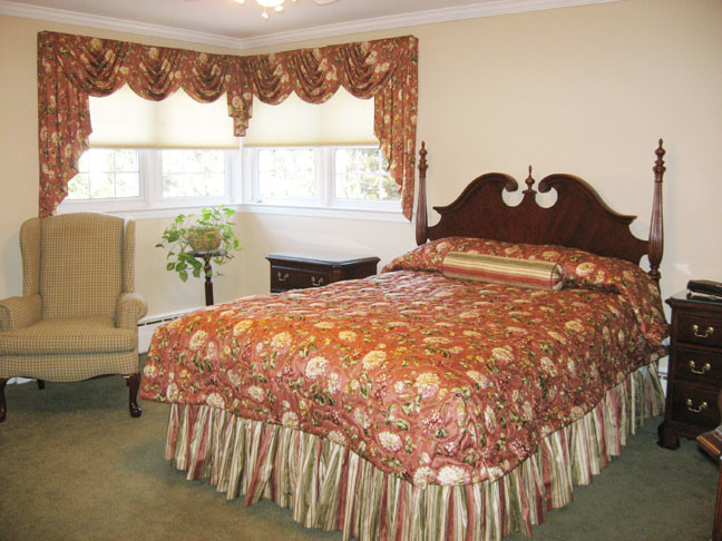 Источник вдохновения для домашнего уюта: хозяйская спальня в классическом стиле