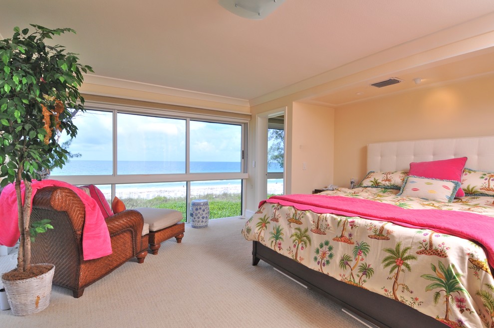 Foto de habitación de invitados tropical grande sin chimenea con paredes beige y moqueta