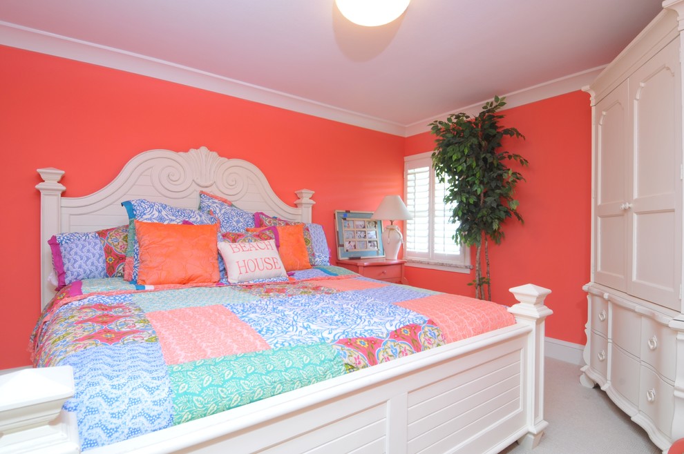 Imagen de dormitorio principal tropical grande sin chimenea con paredes rojas y moqueta