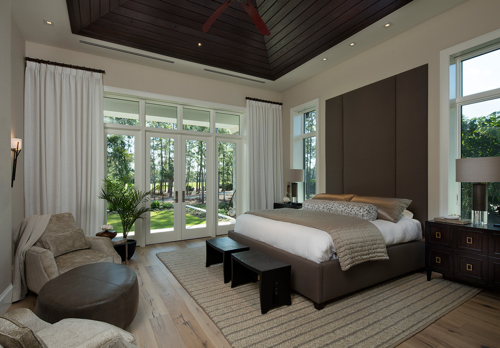 Пример оригинального дизайна: спальня в современном стиле с серыми стенами, светлым паркетным полом и коричневым полом
